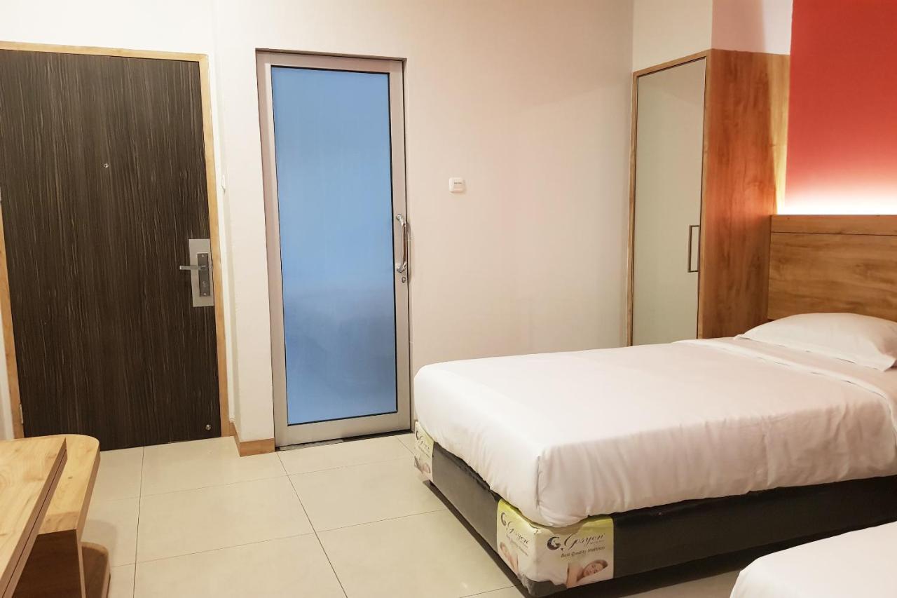 Oyo 90015 Platinum Guest House Medan Exterior foto