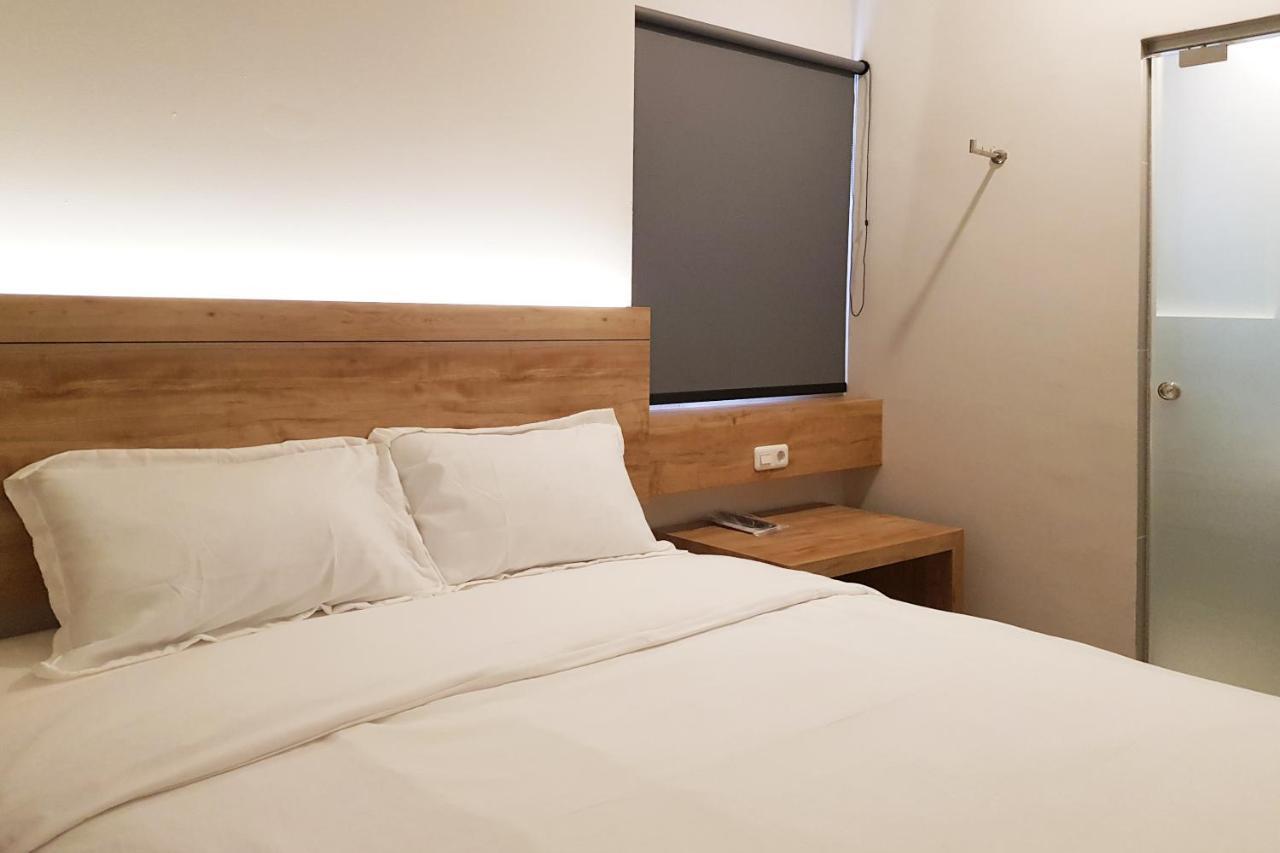 Oyo 90015 Platinum Guest House Medan Exterior foto