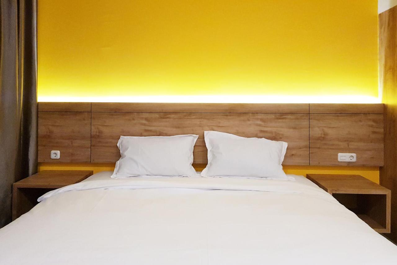 Oyo 90015 Platinum Guest House Medan Exterior foto