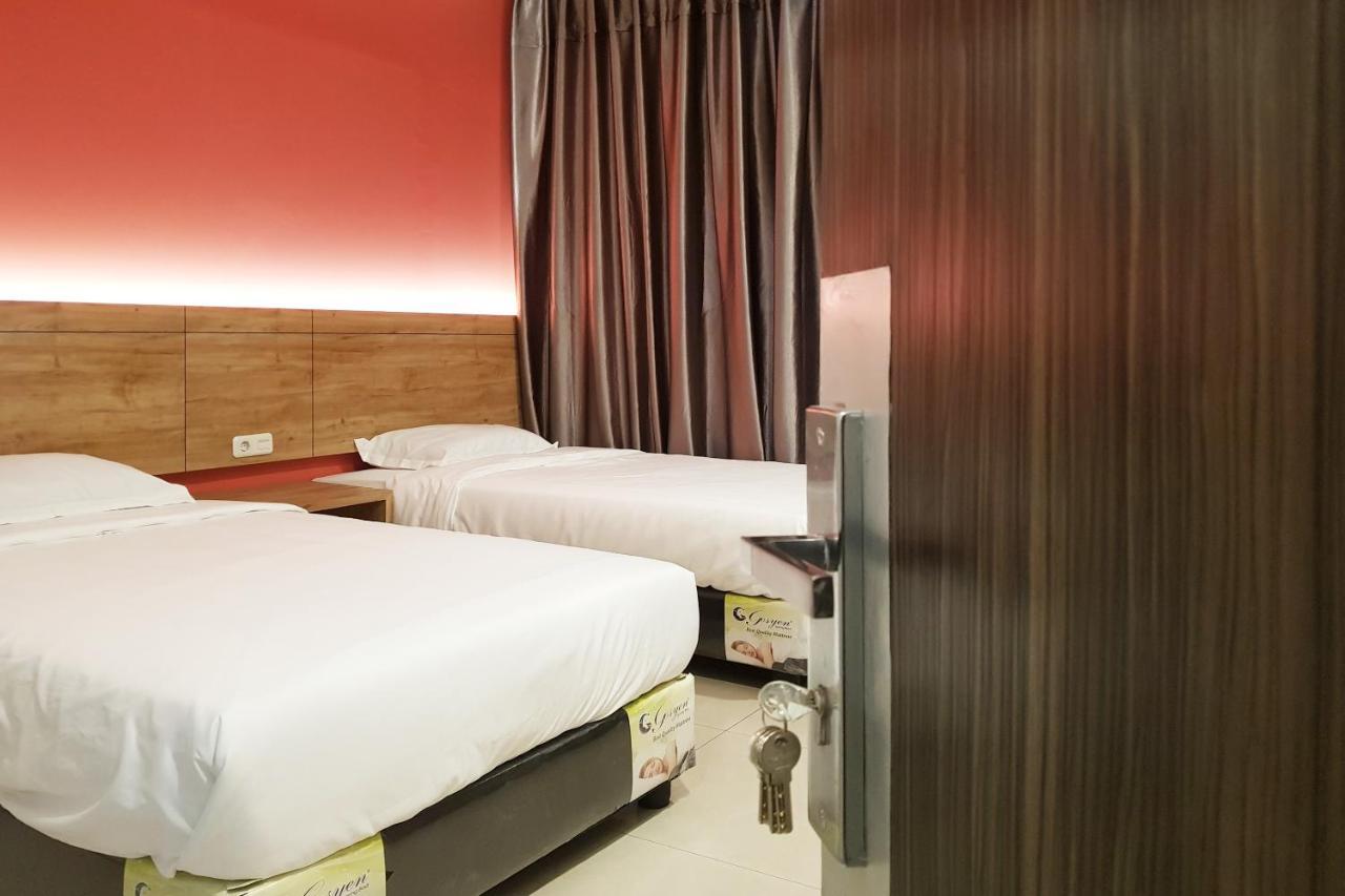 Oyo 90015 Platinum Guest House Medan Exterior foto