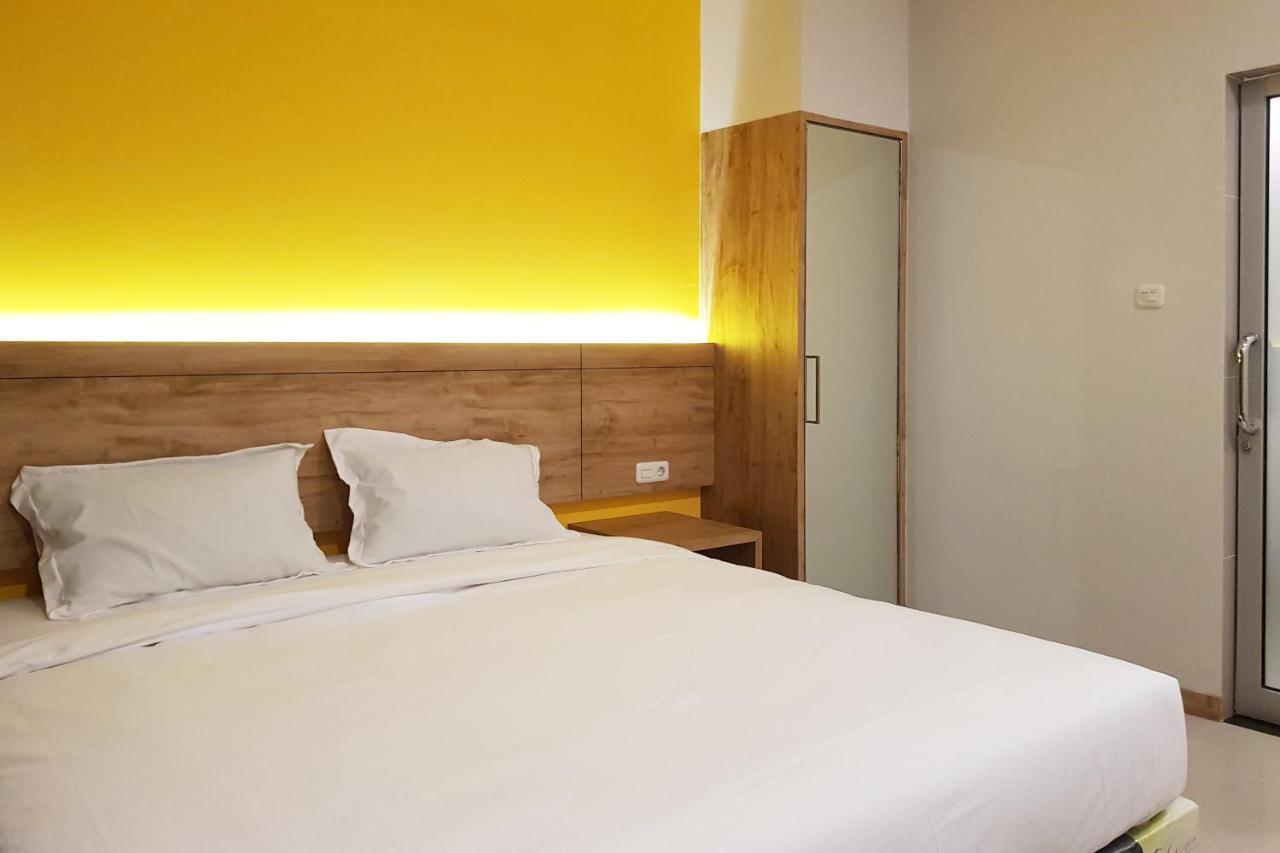 Oyo 90015 Platinum Guest House Medan Exterior foto
