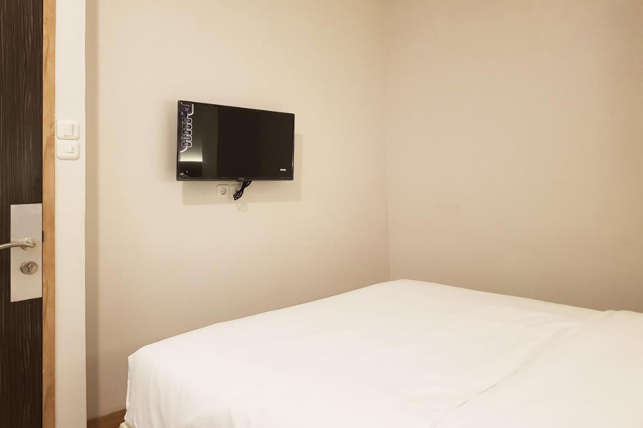 Oyo 90015 Platinum Guest House Medan Exterior foto