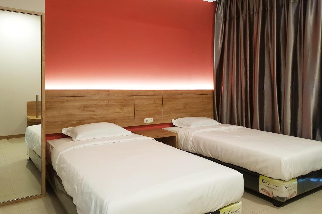 Oyo 90015 Platinum Guest House Medan Exterior foto