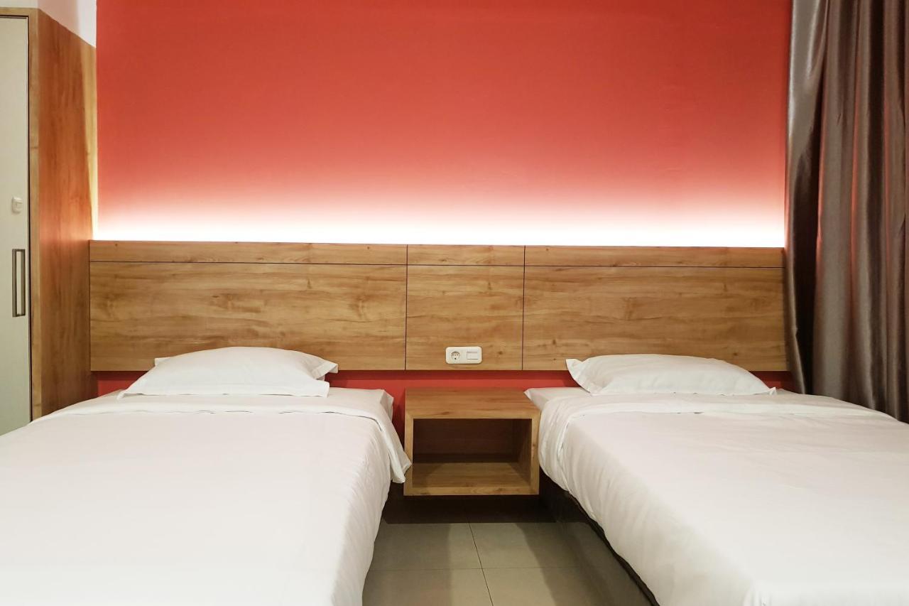 Oyo 90015 Platinum Guest House Medan Exterior foto