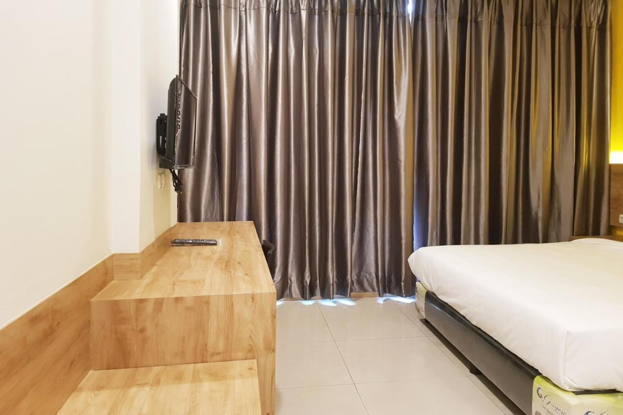 Oyo 90015 Platinum Guest House Medan Exterior foto